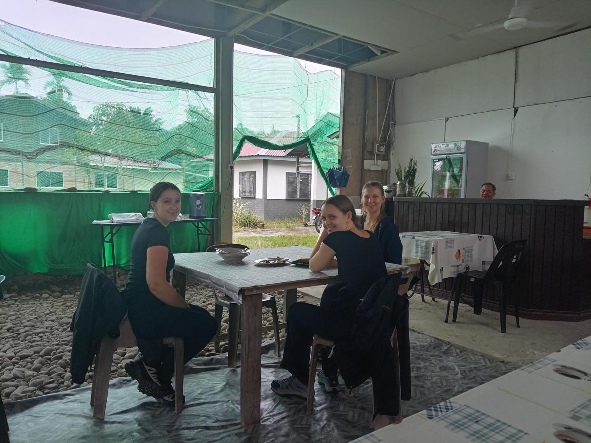 Mulu D Cave Homestay Екстер'єр фото