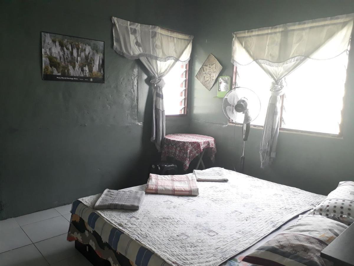 Mulu D Cave Homestay Екстер'єр фото